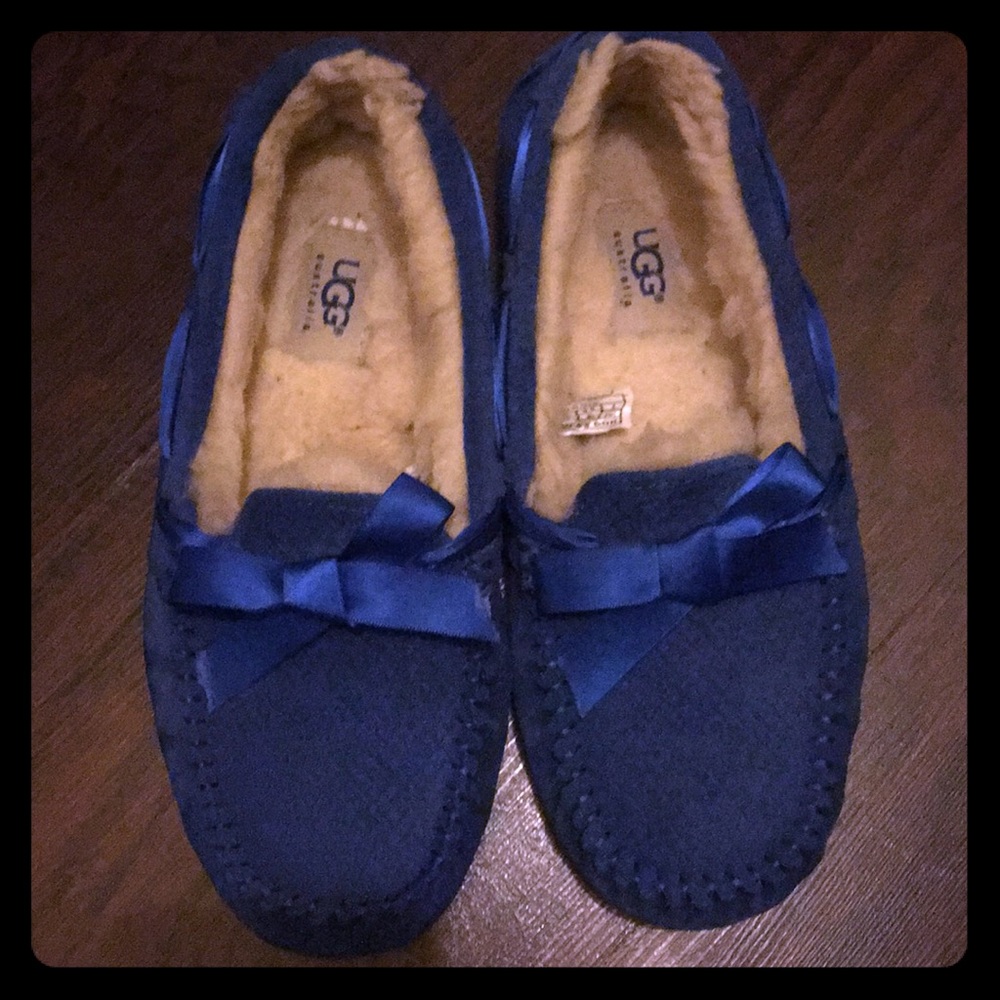 UGG SLIPPERS SIZE 7 IN A DELICIOUS BLUE!!